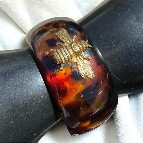 Vintage Jewelry - Tortoise Bee Cuff Lucite Bangle Bracelet